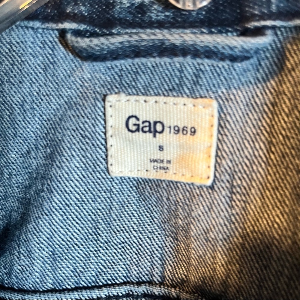Gap 1969 women’s blue Jean jacket with black floral size small - Picture 8 of 8